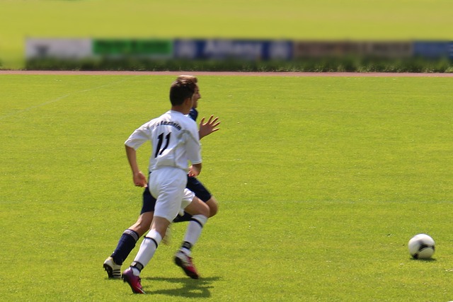 国米虚惊一场！热那亚前锋埃库班冲撞门将后进球.